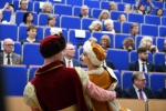 Dwoje młodych ludzi przebranych za parę szlachecką, wykonuje wystep podczas szkolnej akademi