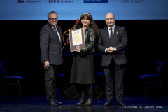 Wicemarszałek Piotr Breś i Radny Sejmiku WL Zbigniew Wojciechowski z laureatką  Medalu Pamiątkowego