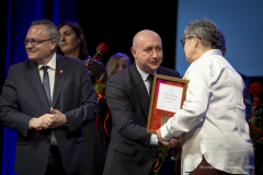 Wicemarszałek Piotr Breś wręcza odznaczenie podczas Międzynarodowego Dnia Teatru