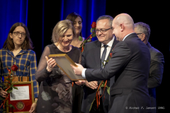 Wicemarszałek Piotr Breś i Radny Sejmiku Zbigniew Wojciechowski wręczają laureatce odznaczenie