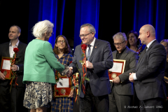 Radny Sejmiku WL Zbigniew Wojciechowski wręcza laureatce odznaczenia kwiaty