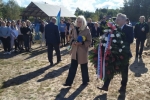 Uroczystości upamiętniające żołnierzy Korpusu Ochrony Pogranicza - wicemarszałek Zbigniew Wojciechowski składa wieniec pod pomnikiem poległych żołnierzy