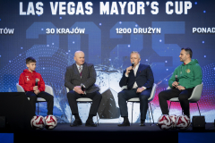 Od lewej: Jan Szpindor zawodnik Górnik Łęczna, Jarosław Stawiarski Marszałek Województwa Lubelskiego, Robert Gromysz Wiceprezes Lubelskiego Związku Piłki Nożnej, Arkadiusz Siarkowski Trener Sygnału Lublin