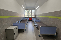 Widok na korytarz oddziału szpitala z łóżkami