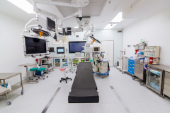 Pokój zabiegowy z zakupionym nowoczesnym sprzętem medycznym