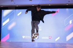 Kilkuosobowy młodzieżowy zespół breakdance podczas występu w sali konferencyjnej