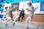 pojedynek szermierzy na hali sportowej w ramach OOM