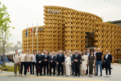 Przedstawiciele samorządu Województwa Lubelskiego na tle polskiego pawilonu podczas Targów EXPO Osaka 2025