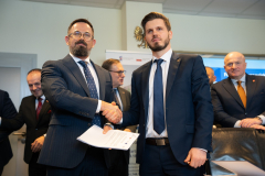 Przedstawiciel firmy BAUDZIEDZIC Sp. zo.o. i Artur Kozioł Dyrektor Wojewódzkiego Szpitala Specjalistycznego w Białej Podlaskiej