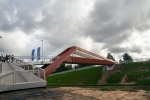 Widok z oddali na wybudowaną kładkę