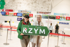 Dwie podróżniczki trzymają tablicę z napisem Rzym