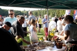 Na uczestników pikniku czekały liczne stoiska z lokalną żywnością ekologiczną