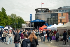 Widok na plac Teatralny zapełniony ludźmi i namiotami promocyjnymi