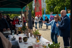 Dyrektor Małgorzata Romańczuk pokazuje marszałkowi Jarosławowi Stawiarskiemu stoisko z ludowymi produktami