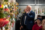 Marszałek Jarosław Stawiarski ogląda prace konkursowe przysłane na wojewódzki konkurs palmy i pisanki