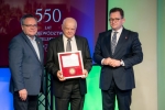 Dwóch członków zarządu województwa lubelskiego pozuje do zdjęcia z laureatem medalu zasłużony dla województwa
