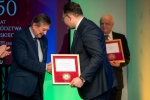 Członek Zarządu Bartłomiej Bałaban wręcza medal jednemu z laureatów