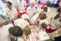 Młodzi sportowcy z reprezentacji Polski podpisują koszulki