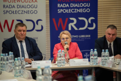 od lewej: Przewodniczący Zbigniew Marchwiak, przemawiająca Wiceprzewodnicząca Wiesława Janczak oraz Wiceprzewodniczący Marek Kołodziejczyk.