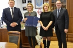 Podpisanie umowy przez wicemarszałka Grzegorza Kapustę z Beatą Siedlecką burmistrzem Dęblina. W podpisaniu udział wzięli także pracownicy UMWL.