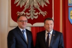 Pamiątkowe zdjęcie wicemarszałka Grzegorza Kapusty z wójtem gminy Baranów Robertem Gagosiem