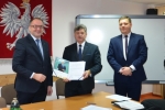 Pamiątkowe zdjęcie wicemarszałka Grzegorza Kapusty ze starostą ryckim Stanisławem Jagiełło oraz zastępcą dyrektora deparatamentu WEFRR UMWL Marcinem Protasem