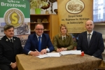 Wczoraj w Sobieszynie umowę opiewającą na blisko 1,4 mln zł podpisał Grzegorz Kapusta, wicemarszałek województwa lubelskiego oraz Justyna Jędruch, Dyrektor Zespołu Lubelskich Parków Krajobrazowych. W podpisaniu umowy wzięli udział również starosta rycki Stanisław Jagiełło oraz Marcin Czyżak, dyrektor departamentu EFRR UMWL.