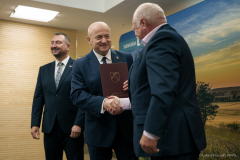 Marszałek Województwa Lubelskiego Jarosław Stawiarski, wraz z Wicemarszałkiem Markiem Wojciechowskim w tle, wręcza jedną z umów .