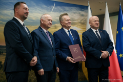 Odbiorcy umowy pozują do zdjęcia wraz z marszałkiem Stawiarskim oraz wicemarszałkiem Wojciechowskim.