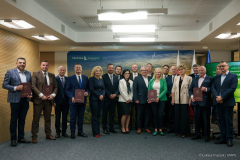 Wszyscy uczestnicy spotkania - marszałek Stawiarski, wicemarszałek Wojciechowski oraz przedstawiciele Starostw pozują do wspólnego zdjęcia.