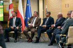 Wicemarszałek Marek Wojciechowski siedzi w kręgu wraz z przedstawicielami Starostw.