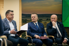Marszałek Województwa Lubelskiego Jarosław Stawiarski wysłuchuje jednego z przedstawicieli Starostw podczas jego przemówienia.