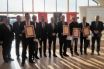 Nauczyciele Technikum Pszczelarskiego z Pszczelej Woli – Tomasz Kędziora (z lewej) i Mariusz Chachuła, zaprezentowali wyjątkowe wydawnictwo, autorski poradnik „Jak zostać pszczelarzem?”, który podczas podsumowania sezonu miał swoją oficjalną premierę