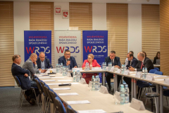 Przewodniczący wraz z siedmioro Wiceprzewodniczącymi uczestniczy w posiedzeniu w sali konferencyjnej siedzą przy stołach ustawionych w literę U