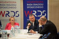 Od lewej strony: Wiceprzewodnicząca Wiesława Janczak oraz Wiceprzewodniczący  Marek Kołodziejczyk  w trakcie przemowy
