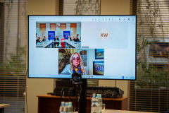 Wiceprzewodnicząca Mirosława Gałan widoczna na monitorze podczas zdalnego połączenia w trakcie posiedzenia