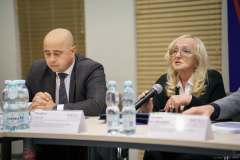 Na zdjęciu znajduje się po lewej stronie Pan Dariusz Miller przedstawiciel strony rządowej i  Wiceprzewodnicząca  Pani Wiesława Gałan  