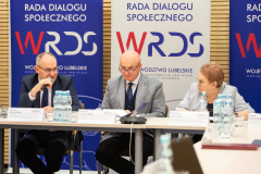  od lewej strony: przemawiający Wiceprzewodniczący Dariusz Jodłowski następnie  Przewodniczący Jarosław Stawiarski Marszałek Województwa Lubelskiego oraz Wiceprzewodnicząca Wiesława Janczak w trakcie posiedzenia   