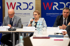  od lewej strony: Wiceprzewodniczący Dariusz Jodłowski następnie  Przewodniczący Jarosław Stawiarski Marszałek Województwa Lubelskiego oraz Wiceprzewodnicząca Wiesława Janczak w trakcie przemowy na posiedzeniu  