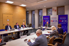 Członkowie SZR ds. Rynku Pracy, Zatrudnienia, Wynagrodzeń i Świadczeń Socjalnych  podczas obrad