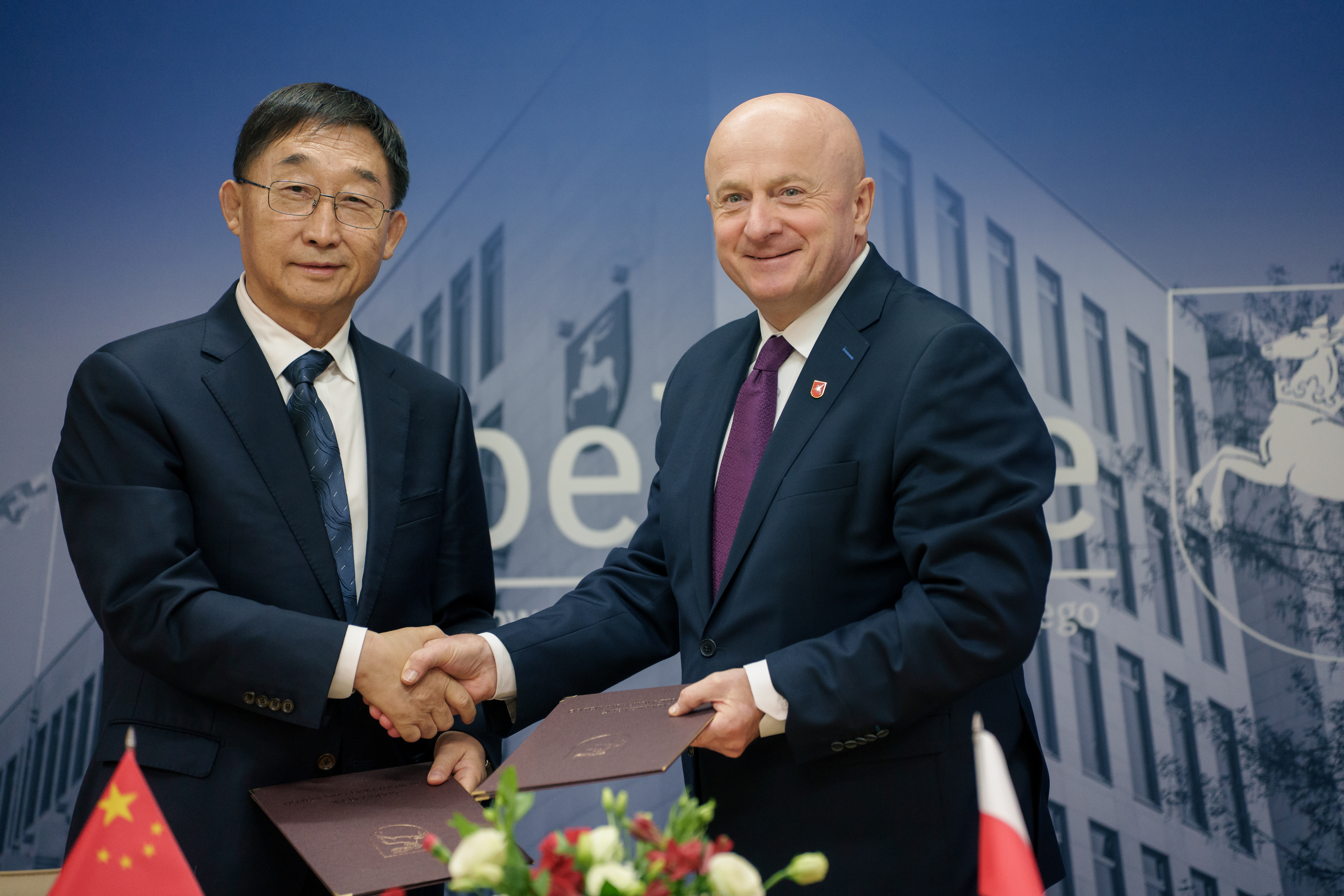 Marszałek Województwa Lubelskiego Jarosław Stawiarski wraz z Sekretarzem Komitetu Prowincjonalnego Liu Ning'iem wspólnie podpisujący Plan Działania na lata 2025-2028.