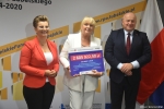 Przekazanie czeków na realizację działań związanych z przeciwdziałaniem skutkom rozprzestrzeniania się pandemii Covid-19 w domach pomocy społecznej. Od lewej: zastępca dyrektora ROPS Marta Drozd, dyrektor MOPR w Lublinie Katarzyna Fus trzyma czek z wypisaną kwotą dofinansowania, Marszałek Jarosław Stawiarski