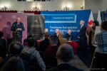 Widok na salę konferencyjną, członkowie zarządu WL oraz dyrekcja teatru siedzą na krzesłach przy stoliku, natomiast przy mikrofonie stoi przedstawiciel firmy budowalnej