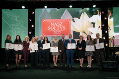 Pamiątkowe zdjęcie członków zarządu województwa lubelskiego z laureatami konkursu Nasz Sołtys 2025