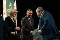 Wicemarszałek Marek Wojciechowski wręcza nagrodę laureatowi konkursu Nasz Sołtys 2025