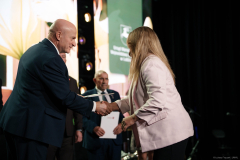 Jarosław Stawiarski Marszałek Województwa Lubelskiego wręcza nagrodę laureatce konkursu Nasz Sołtys 2025