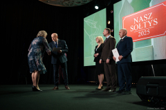 Marszałek Jarosław Stawiarski wręcza nagrodę laureatce konkursu Nasz Sołtys 2025