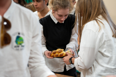 Dziewczęta z izraelskiej drużyny siatkarskiej podczas degustacji regionalnych produktów