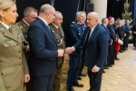 Marszałek Jarosław Stawiarski składa życzenia Dyrektorowi WUP w Lublinie Tomaszowi Pitusze, obok stoją wojskowi w mundurach