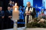 Arcybiskup Stanisław Budzik podczas święcenia opłatka